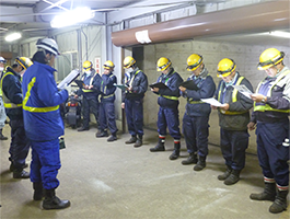 作業前の打ち合わせ